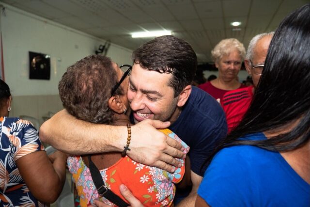 ☕️Sábado de diálogo, escuta e construção de ideias ao lado das lideranças comunitárias da Zona Norte.

Seguimos juntos, fortalecendo quem trabalha todos os dias pelas comunidades do Recife. 👊🏼

📸: Tárcio Porfírio