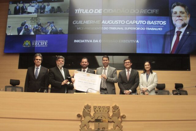 Uma justa homenagem a quem construiu uma trajetória de excelência no Judiciário brasileiro.

Tive a honra de conduzir a solenidade de entrega do Título de Cidadão do Recife ao ministro Guilherme Augusto Caputo Bastos, vice-presidente do Tribunal Superior do Trabalho.

Um reconhecimento à sua contribuição para a Justiça, o Direito e o fortalecimento das instituições do nosso país. 👏🏼

📸: Guga Matos/CMR