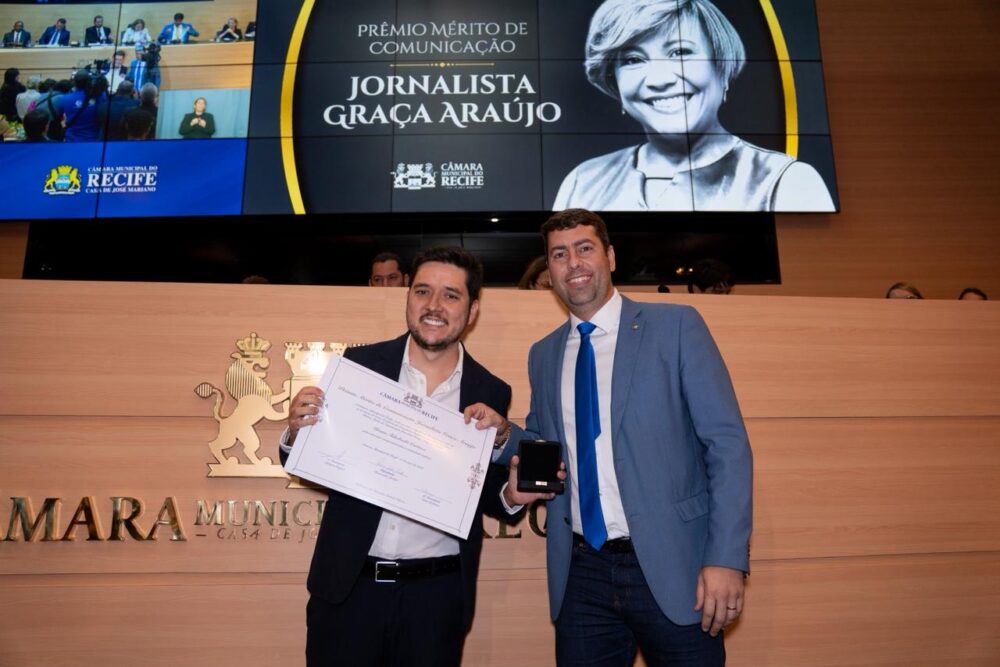 Samuel Salazar homenageia Bruno Takahashi com o Prêmio Graça Araújo na Câmara do Recife