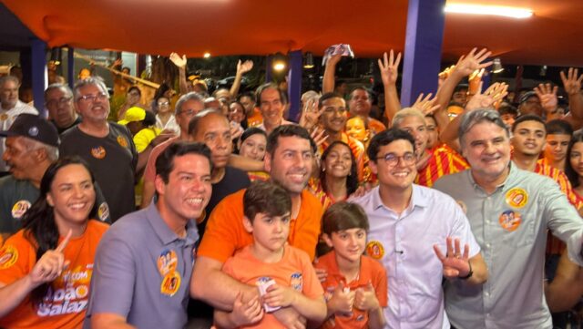Uma noite para guardar na memória. 👊🏼 1️⃣5️⃣5️⃣5️⃣✅ Tá forte! 

O Fala, Salazar! reuniu amigos, lideranças e companheiros de caminhada em uma conversa sobre Pernambuco, política e os caminhos que temos pela frente. Foi gente demais! 🤩

Valeu demais, @raulhenryoficial @victor_marques @tulioarrudape ! Time Salazar , gratidão. Vamos à luta! 👊🏼🚀

Deputado federal é Samuel Salazar 1️⃣5️⃣5️⃣5️⃣✅ 
Governador é @joaocampos 4️⃣0️⃣✅ 

CNPJ 68.403.654/0001-08

📸: Tárcio Porfírio