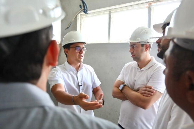 Na Várzea, a Creche Lar Sem Fronteiras está sendo ampliada com investimento de R$ 3,1 milhões, passando de 63 para 366 crianças atendidas. 📚✅👊🏼

É obra, é vaga e é Educação Infantil chegando na ponta.

📸: Hélia Scheppa e imagens do projeto/Prefeitura do Recife